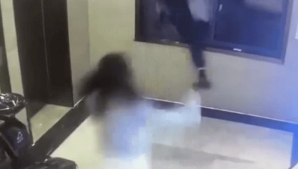 凌晨男子和女友发生冲突，突然撞碎酒店窗户跑出！酒店回应→