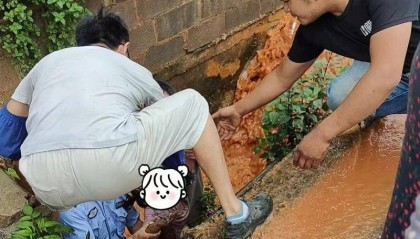 昆明一8岁女孩落水被冲入涵洞 警方紧急救援