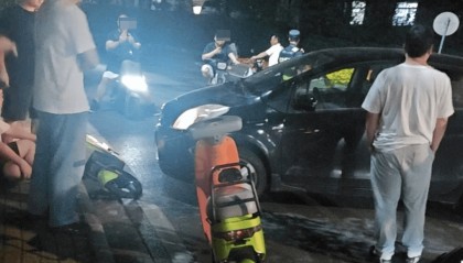 武汉大学辟谣“逼停骑行学生的司机系副校长子女”，目击者讲述现场情况