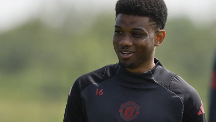 姆贝莫转会曼联惊天反转！偶像埃托奥密会，一席话改变命运？红魔5千万镑豪赌未来！