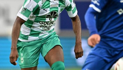 张玉宁受伤揭秘：射门前的小插曲，国安队医称只是小问题