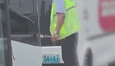 深圳一无人快递车疑走错路，与公交车“针锋相对”！最新回应