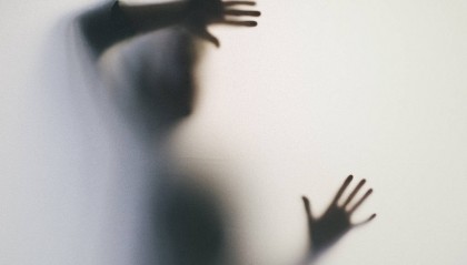 造谣母亲炫耀女儿招杀身之祸，又在苛责受害者
