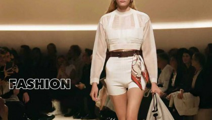 爱马仕秀场变沙滩，丝巾变上衣、亮色包袋注入新活力！