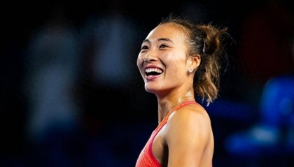连场送蛋！郑钦文2-1击败费尔南德斯，连续3站打进巡回赛四强，半决赛将对阵施耐德
