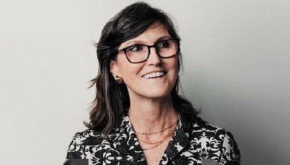 比特币一度突破7万美元创新高随后下跌10%！“木头姐”继续抛售加密货币交易所Coinbase，买入特斯拉