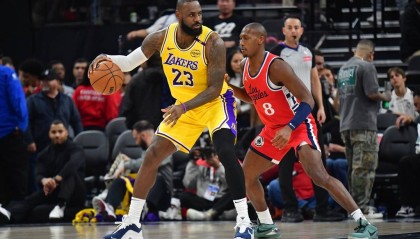 老詹26+9+8小里八村20+ 浓眉离队首战湖人大胜快船