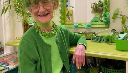 全球最火的“网绿奶奶”，染绿色头发，住绿色的家！为自己而活的人生态度，太酷啦！