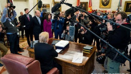 特朗普夸下海口，中国定会答应？美国人不干了，上个大饼还没吃到