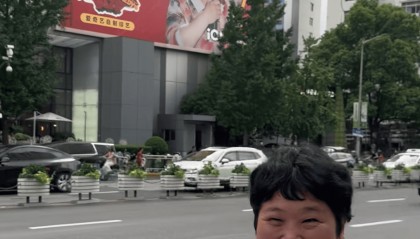 “绝经和出道同时来？”上海街头惊现她的巨幅海报！网友：笑着笑着就哭了