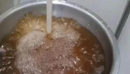 江门市民反映自来水黄得像酱油，水务部门：处理工艺有变，水质没问题