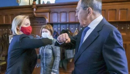 不宣而战！打不过俄罗斯，就把“枪口”对准中方！比拜登更危险