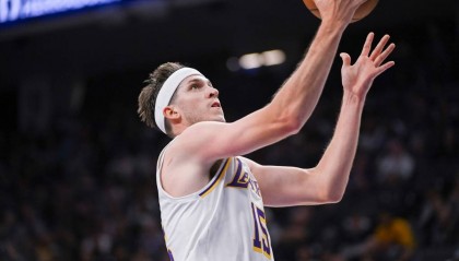 詹东缺阵里弗斯51+11+9单核带队 湖人胜国王