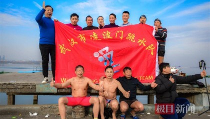 武汉东湖畔，跳水爱好者挑战严寒