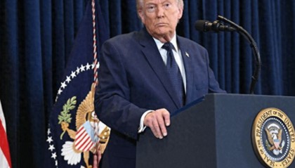彻底打服了！特朗普终于认栽举手投降，美国还能支撑多久？