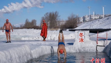 （十四冬）内蒙古呼伦贝尔：冬泳爱好者畅游伊敏河