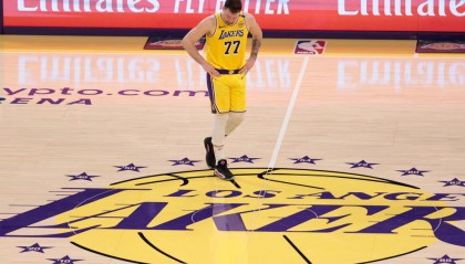 湖人季后赛出局后大换血：新教练、新中锋，能否重振雄风？