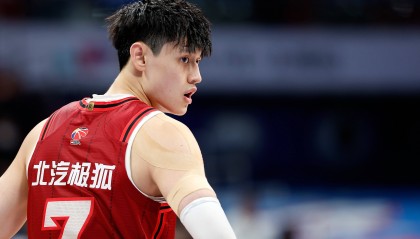 篮协：导致曾凡博受伤的犯规为错漏判 应吹违体