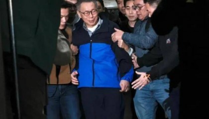 柯文哲绝处逢生，岛内高官突然集体“大逃亡”，邱毅罕见发文求救