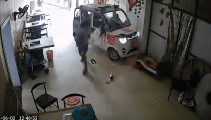 “老头乐”失控撞进餐馆，姐姐在1岁妹妹被撞前一刻抱走！老板：司机六十来岁，把油门当刹车踩了