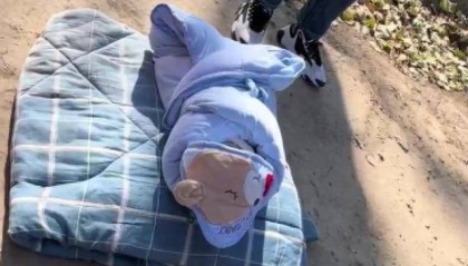 陕西泾阳一村路边发现婴儿，身裹蓝色小熊棉被身旁留有黑袋子，当地：已送医，警方介入