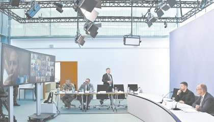 希望“停火放在第一位”，坚称领土问题不让步，欧乌给美俄峰会提条件