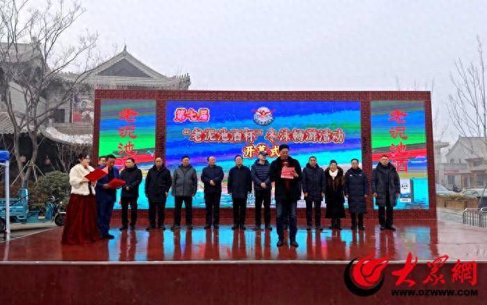 “泳”者无畏 菏泽冬泳爱好者畅游青年湖