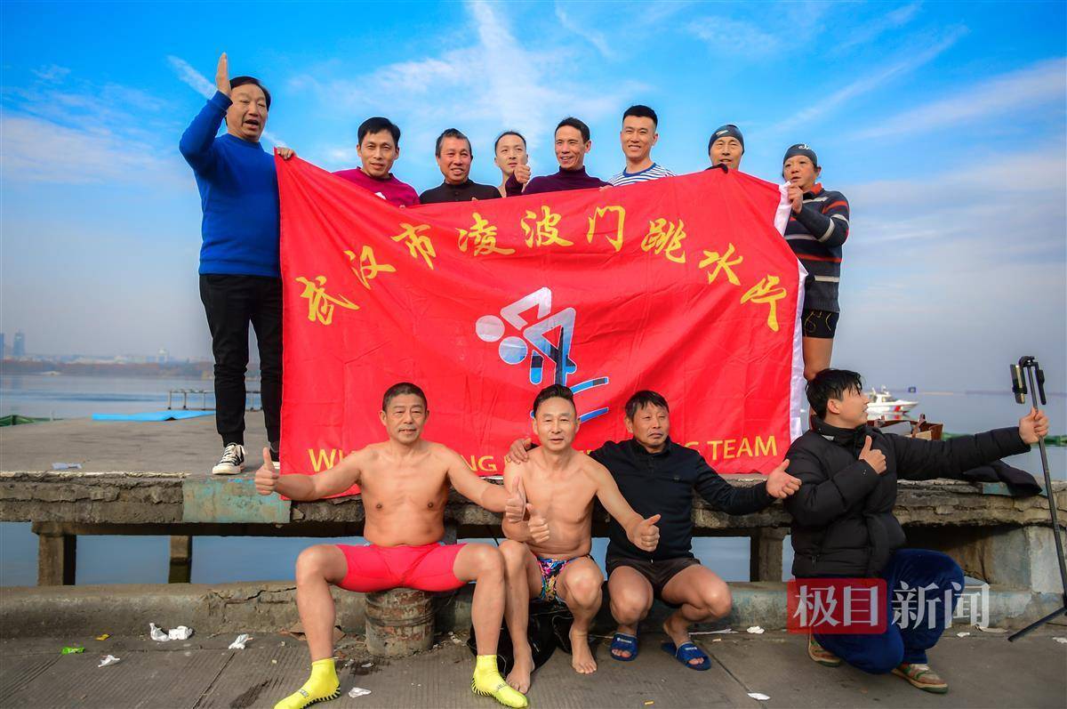 武汉东湖畔，跳水爱好者挑战严寒