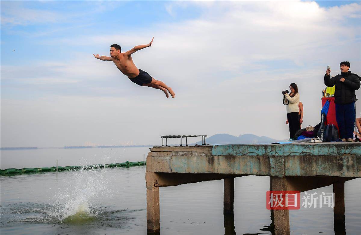 武汉东湖畔，跳水爱好者挑战严寒