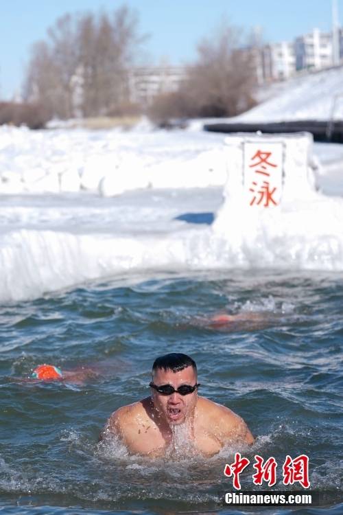 （十四冬）内蒙古呼伦贝尔：冬泳爱好者畅游伊敏河