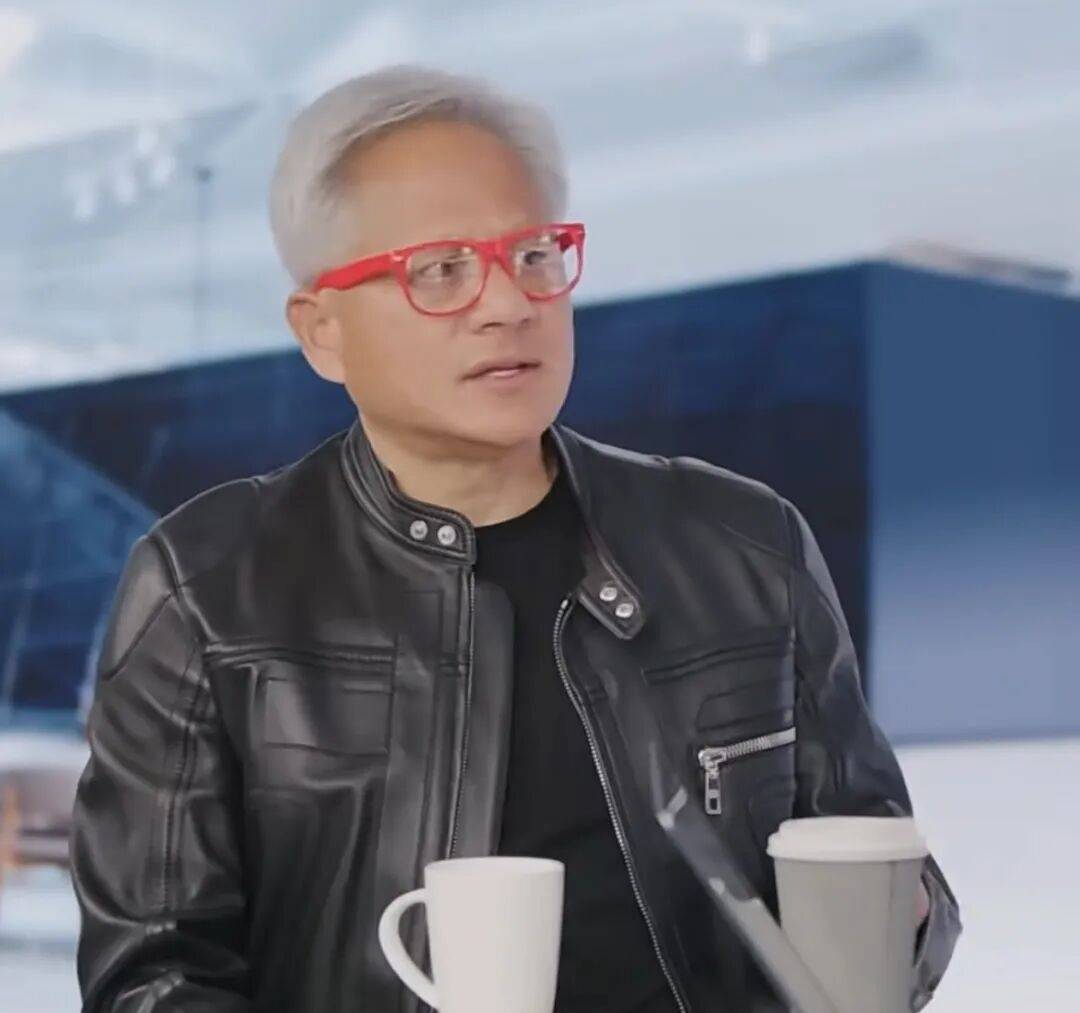 中国造不出AI芯片?落后美国两三年?黄仁勋:中国现在只差我们“几纳秒”