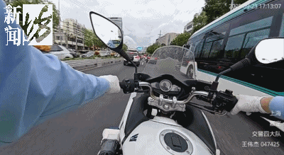 事发上海晚高峰!汹涌车流中,一男子绝望跳车,直奔民警而去……