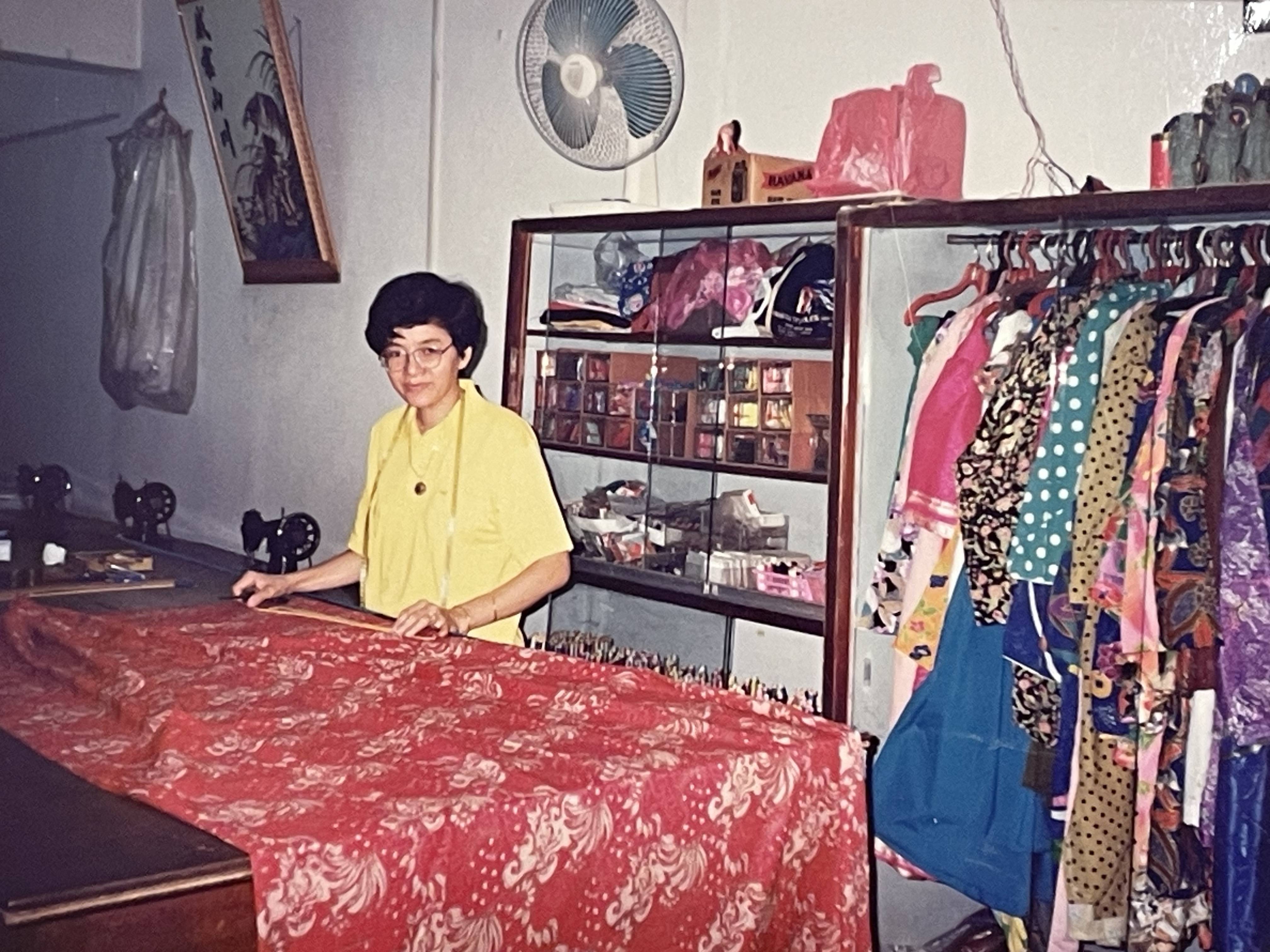 母亲葬礼上无名字 女儿写书为她“伸冤”