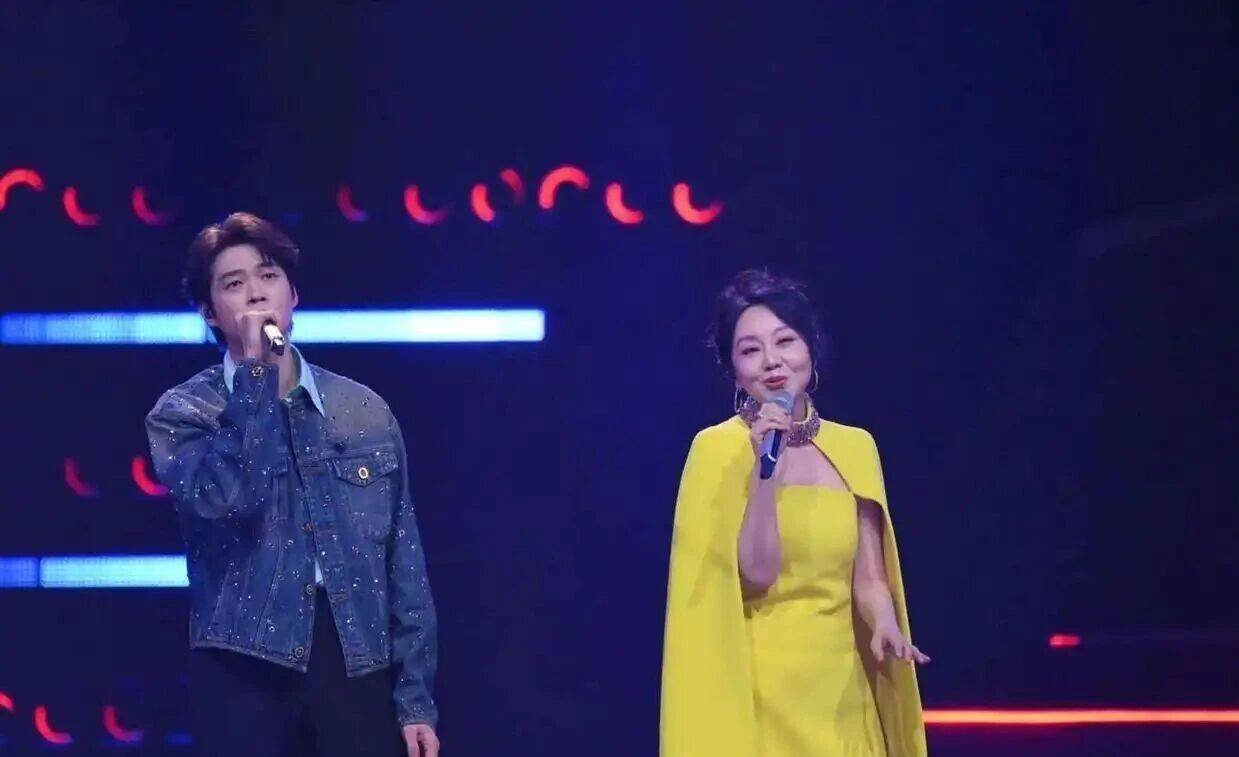 闫妮微醺式演唱再上热搜!35岁爆红后速成大满贯视后,她是松弛美学的代言人