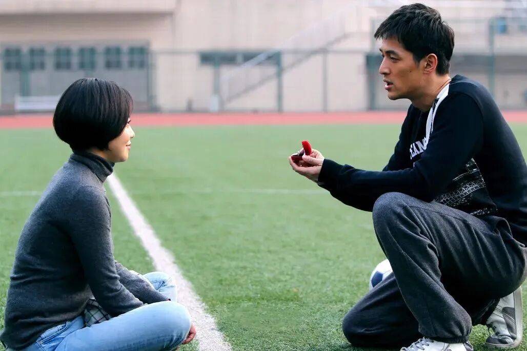 闫妮微醺式演唱再上热搜!35岁爆红后速成大满贯视后,她是松弛美学的代言人