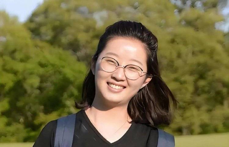 章莹颖男友国庆探望章父并协助直播,网友劝其早点结婚,本人回应