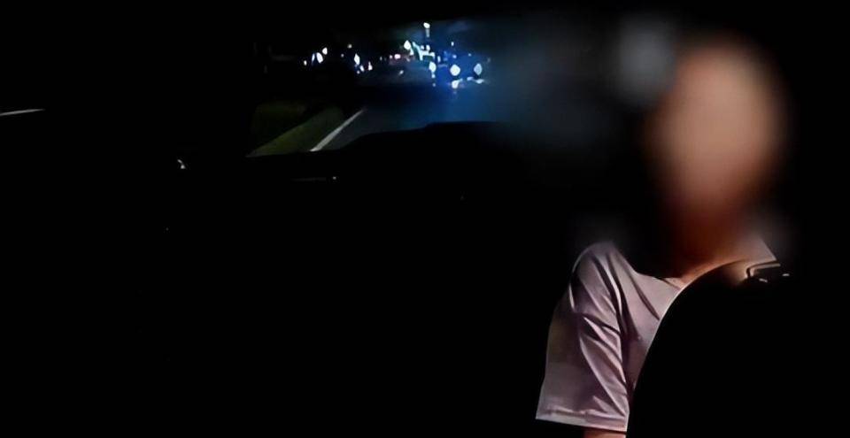 女子打车不给高速过路费,扬言“没钱我不给,有钱我也不给” !司机将其送回起点