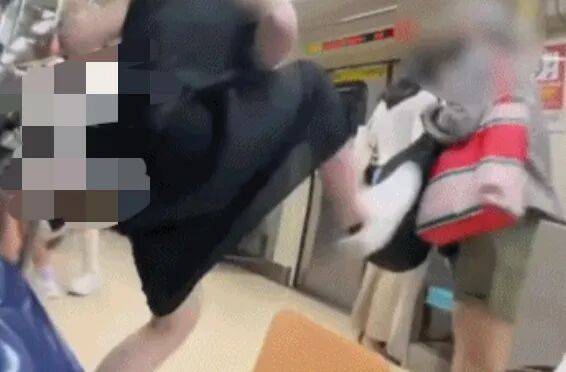 73岁老太地铁逼年轻人让座,被一脚踹飞!次日在超市闹事被捕,一查竟是通缉犯!