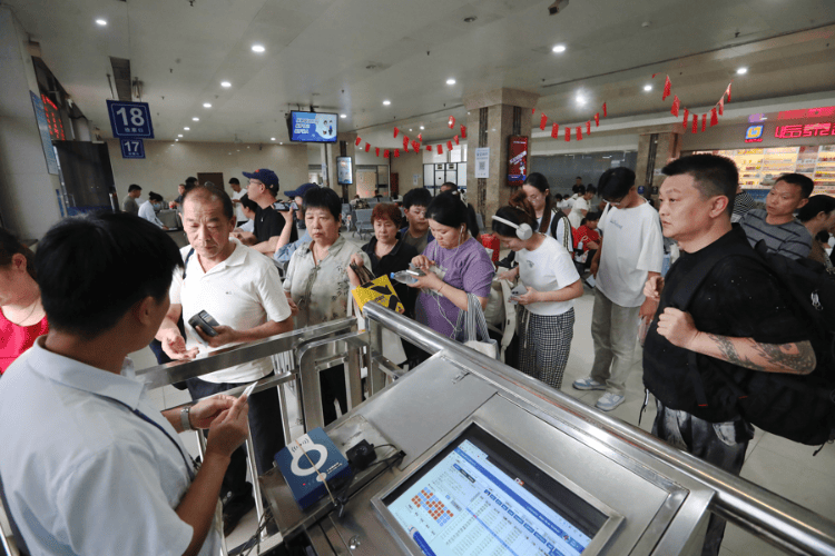 国庆返程高峰特写:全国最大收费站亮起“星河”,“后备箱母爱大赛”又来了