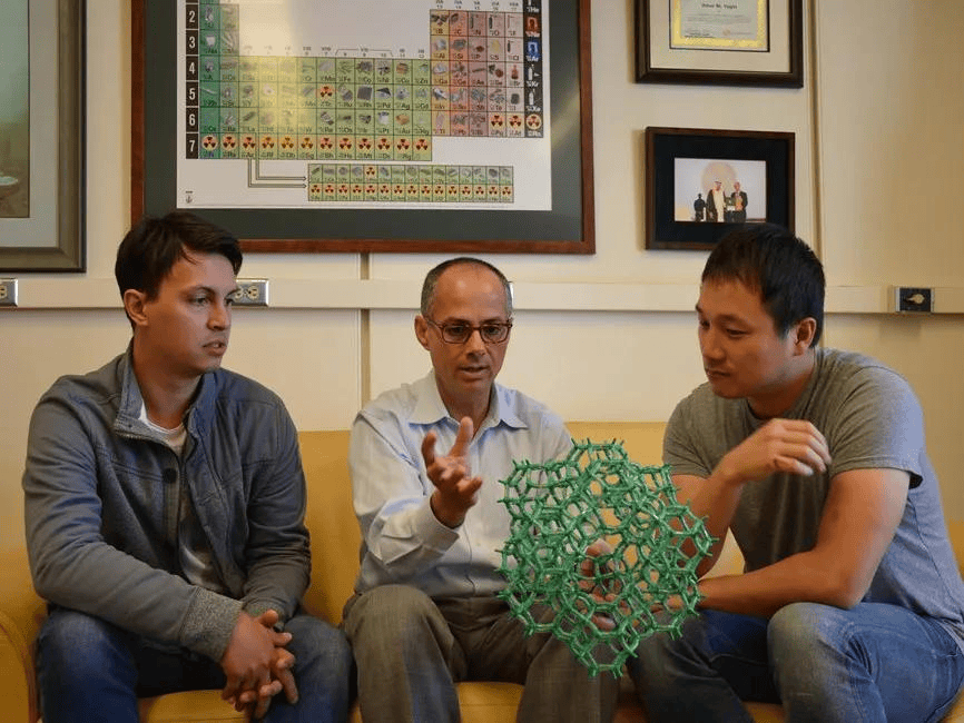 三名科学家获2025诺贝尔化学奖:他们让沙漠空气也能“榨”出水