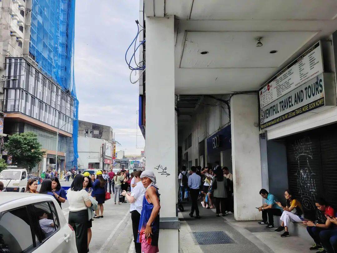 在菲华人亲历7.6级强震:震感强烈,有女生被吓哭|鱼眼·热点
