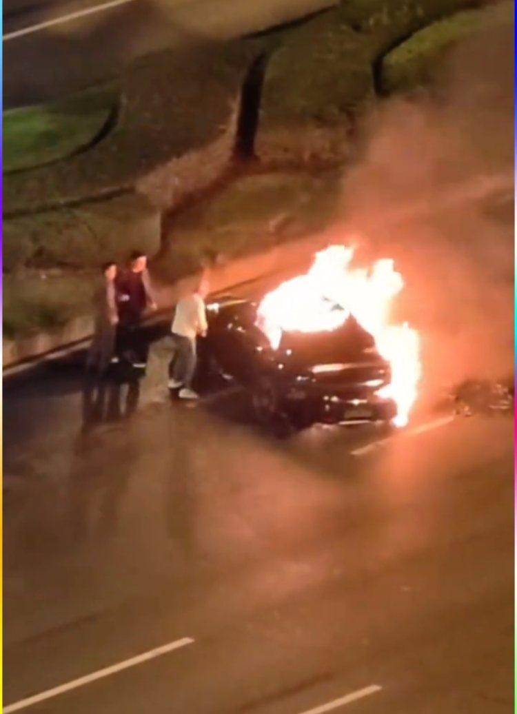 成都发生一起严重交通事故,上游新闻实地探访:燃烧留下的印记仍在