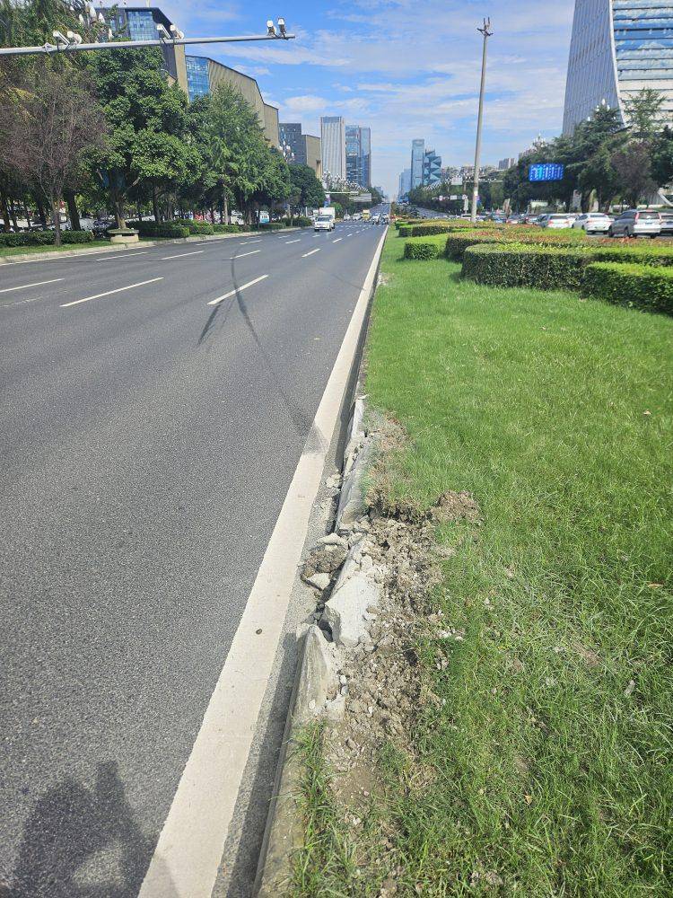 成都发生一起严重交通事故,上游新闻实地探访:燃烧留下的印记仍在