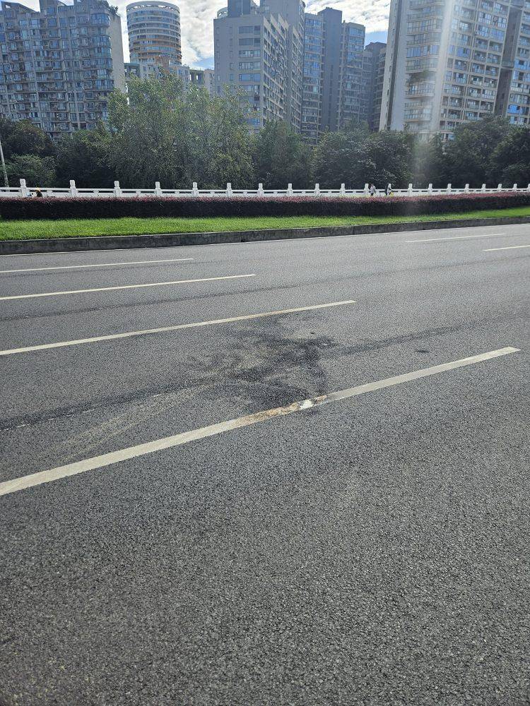 成都发生一起严重交通事故,上游新闻实地探访:燃烧留下的印记仍在