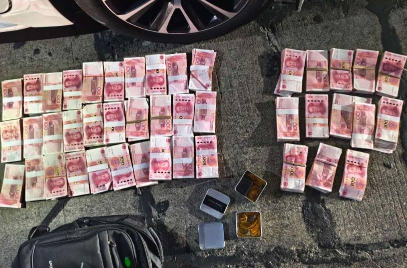 浙江一姑娘以奶茶为记号,竟然在草丛里藏了11万现金!