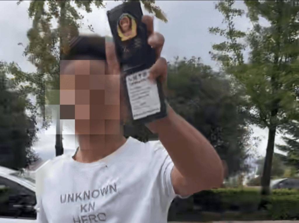 云南一男子驾车别停他人车辆后“亮警察证”,涉嫌非法持有、使用警用标志被行拘