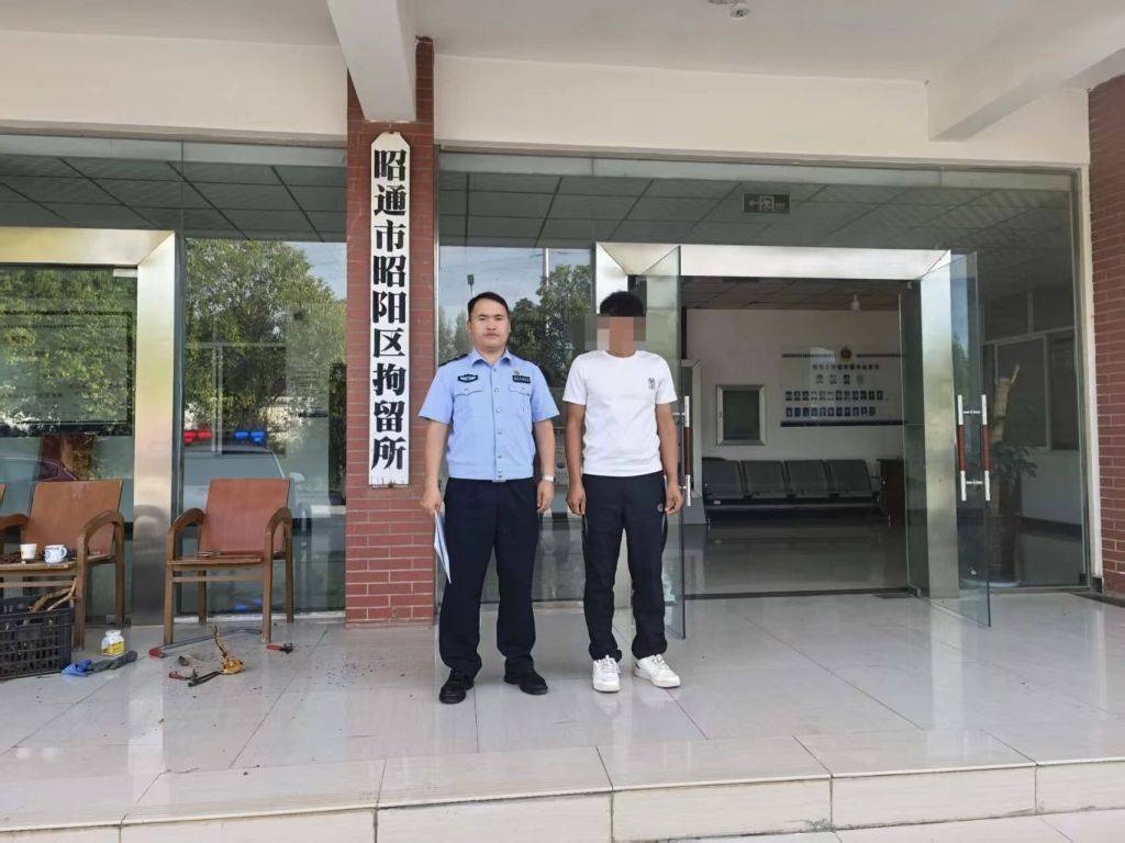 云南一男子驾车别停他人车辆后“亮警察证”,涉嫌非法持有、使用警用标志被行拘