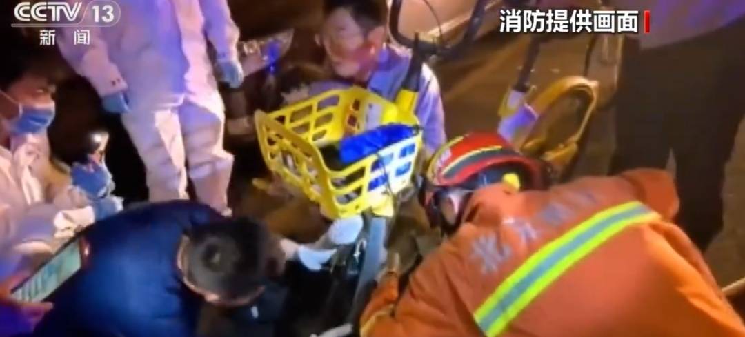 看着都疼!上海街头一男子突然求助:10岁女儿被死死卡住!这个行为太危险→