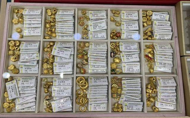 “每个月攒一颗小金饰”,00后“另类”淘金