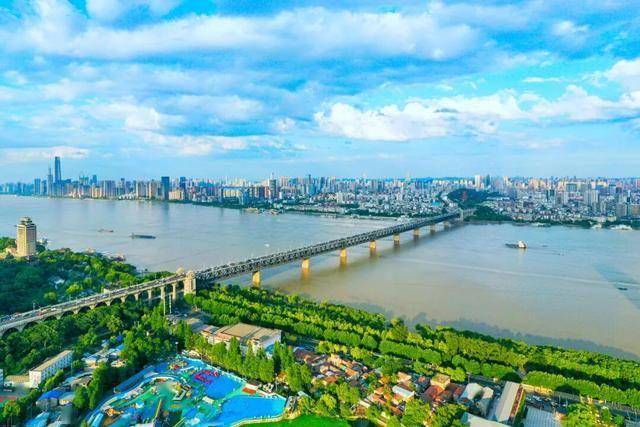 今天是她68岁生日,武汉人:不准退休!